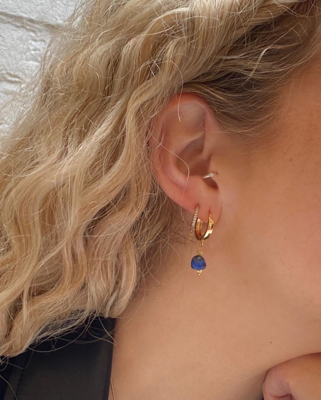 WILLOW LAPIS LAZULI HUGGIE EARRINGS IN 18K GOLD